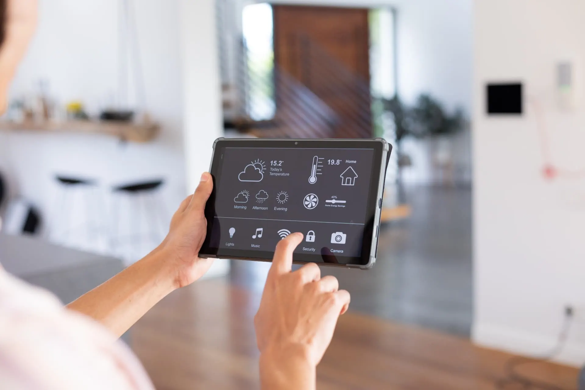 Smart-Home-Steuerung per Tablet in einem modernen Wohnraum