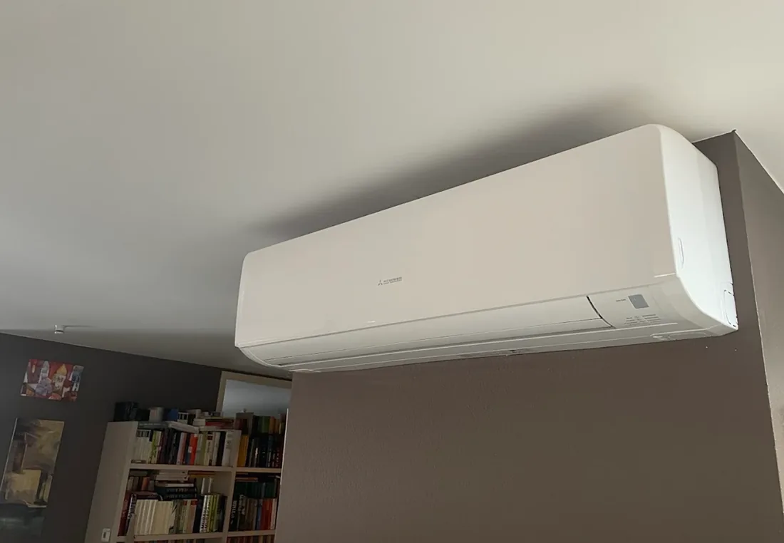 Mitsubishi Heavy Split-Innengerät hoch an der Wand eines Wohnzimmers