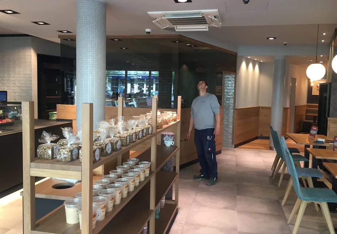 In die Decke eingebautes Klimagerät (Kassette) in einem Bäckerei-Café