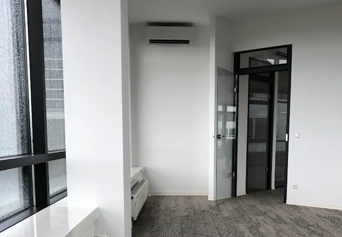 Fujitsu Split-Innengerät an der Wand eines Büros
