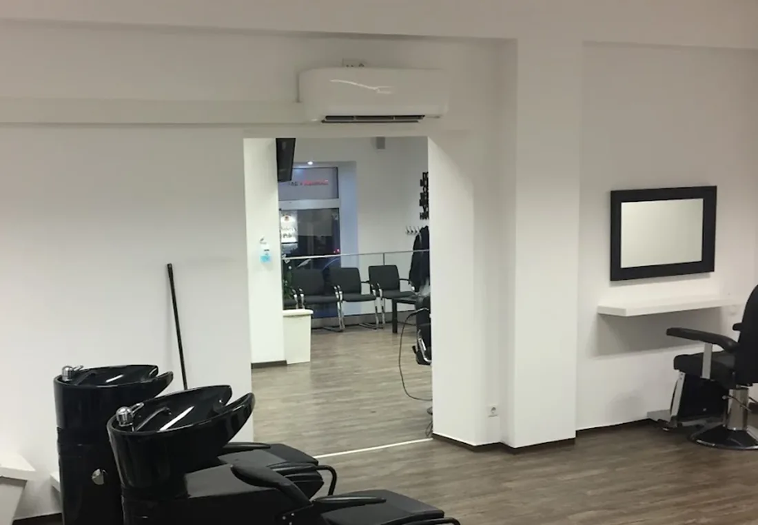 Weißes Split-Innengerät über dem Durchgang eines Friseursalons